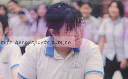 古镇石板路 光影交错 游客擦肩
